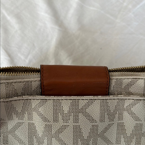 Michael Kors Crossbody Bag in White and Brown with Monogram - Picture 4 of 7
